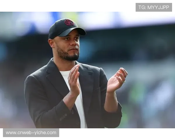 孔帕尼场边指挥神情专注，拜仁主帅战术调整立竿见影