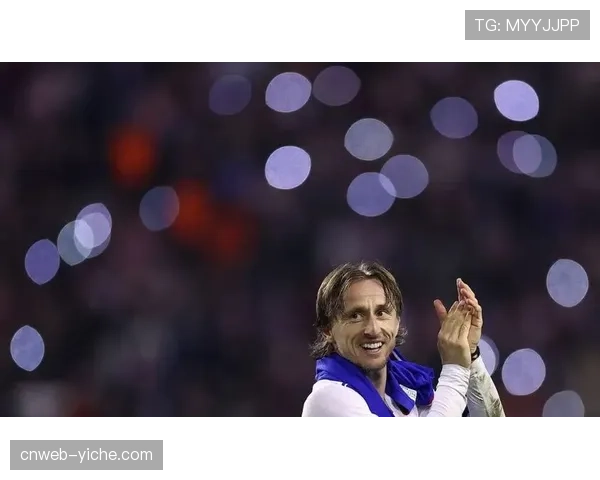 特写:即将年满41岁的皇马传奇莫德里奇,在训练中依然是最努力的一个 特写:即将年满41岁的皇马传奇莫德里奇,在训练中依然是最努力的一个